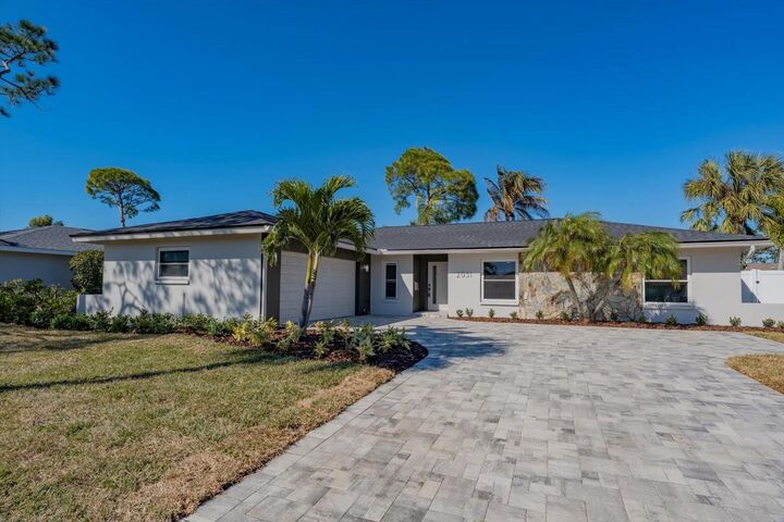 Property Photo:  2031 Tanglewood Way NE  FL 33702 