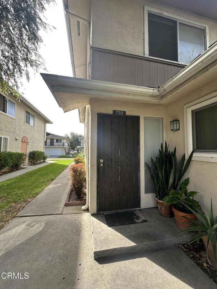 Property Photo:  732 W Hemlock Street  CA 93041 