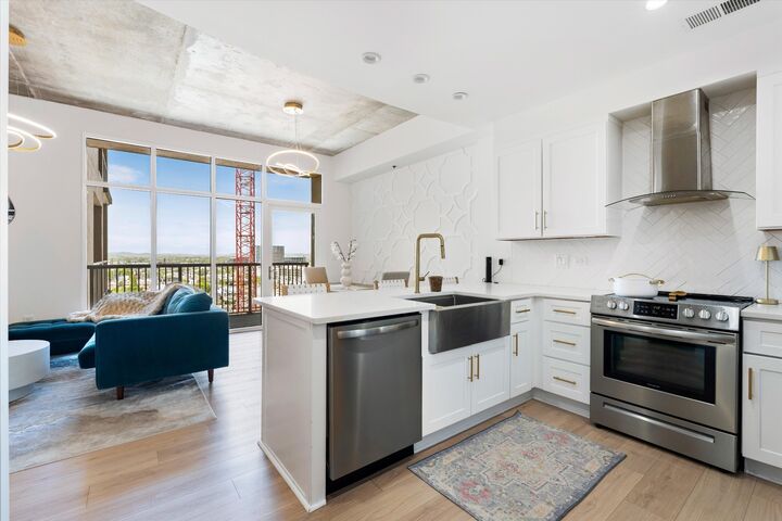 Property Photo:  1510 Demonbreun St 807  TN 37203 