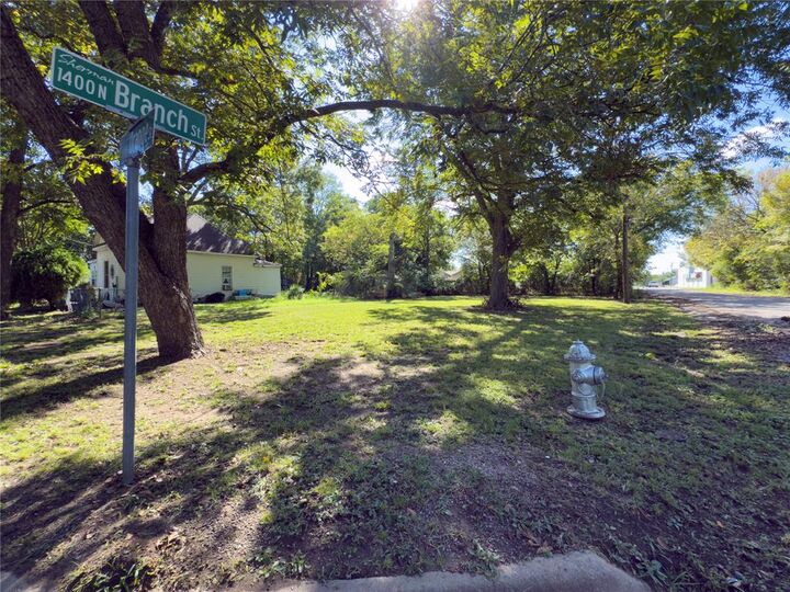 Property Photo:  400 E Orange Street  TX 75090 