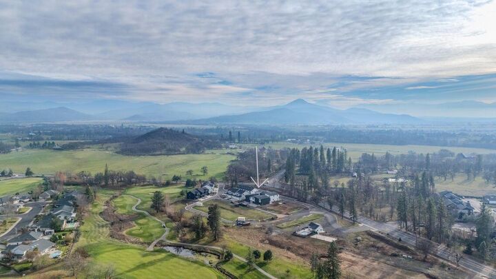 Property Photo:  201 Bogey Lane  OR 97524 