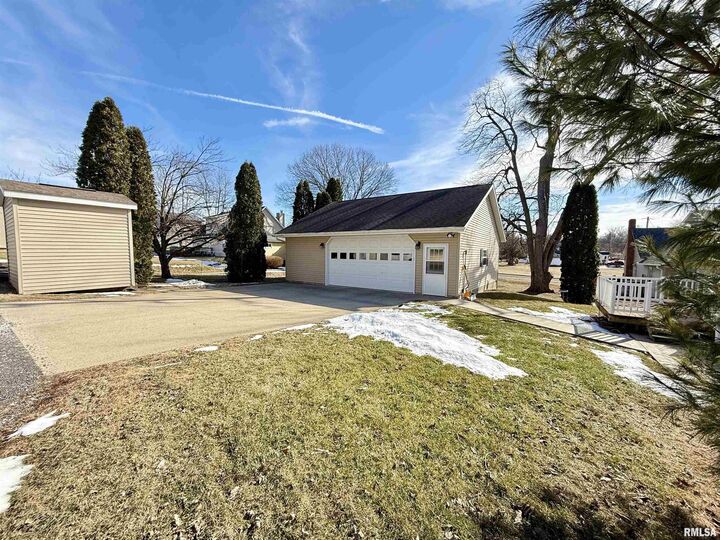 Property Photo:  209 S Henry Street  IL 61530 