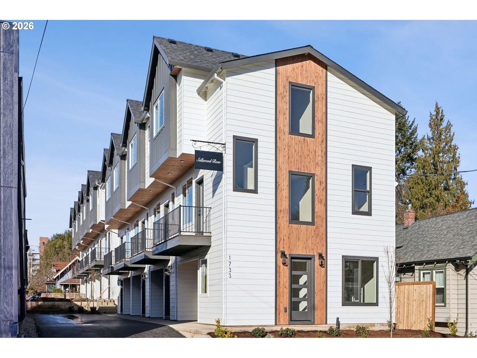 Property Photo:  1729 SE Clatsop St  OR 97202 