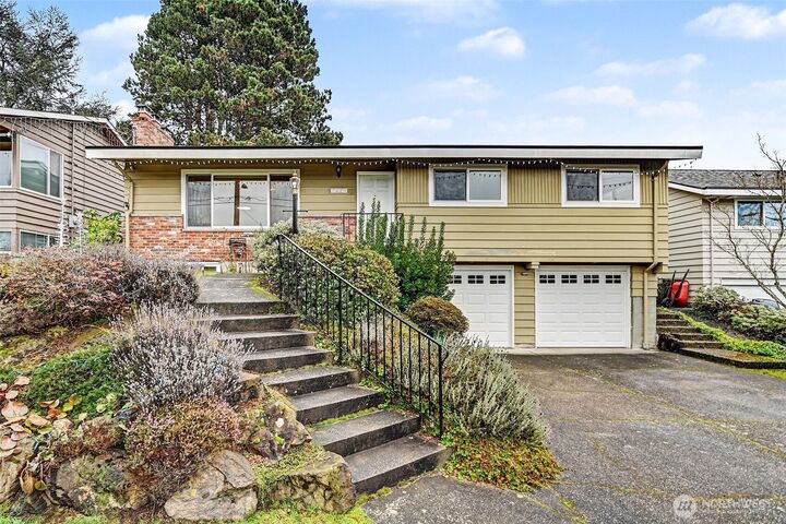 Property Photo:  7028  39th Avenue NE  WA 98115 