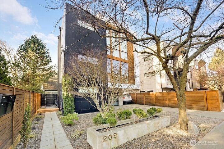 Property Photo:  209  12th Ave E  WA 98102 