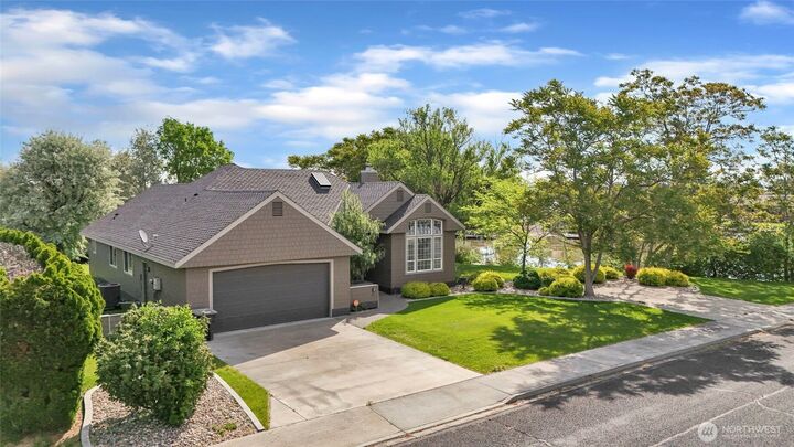 Property Photo:  811  Laguna Drive  WA 98837 