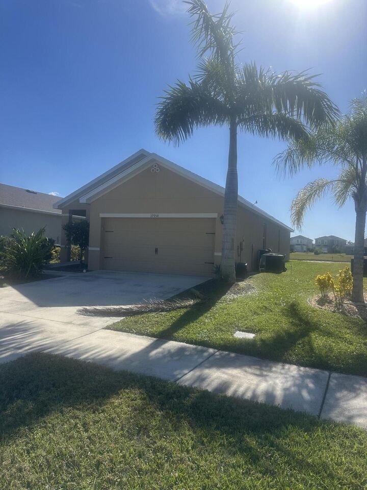 Property Photo: 10958 SW Robbia Way FL 34987
