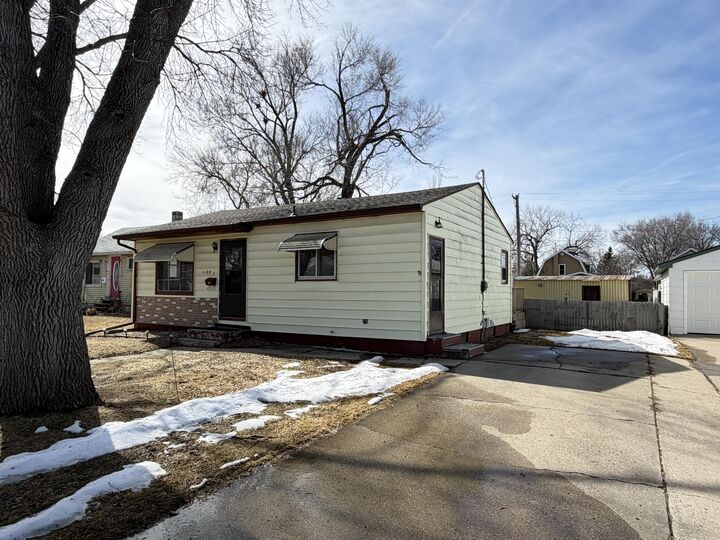 Property Photo:  1109 N Lloyd Street  SD 57401 