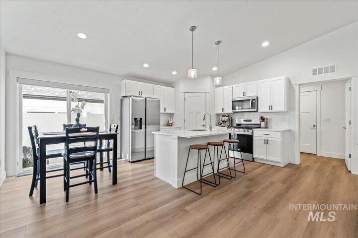 Property Photo:  1419 W Lark Ct  ID 83651 