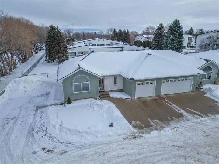 Property Photo:  16 Carlton Place  MB R7B 3Y1 