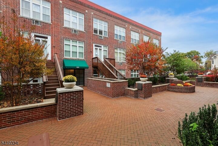 Property Photo:  515 Trinity Place, Unit 1on  NJ 07090 