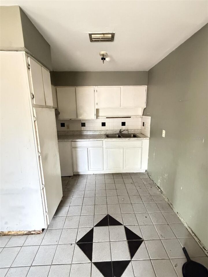 Property Photo: 1401 NW 20th Avenue FL 34475