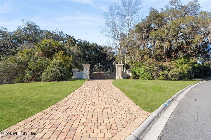 Property Photo: 1370 Moss Creek Drive FL 32225