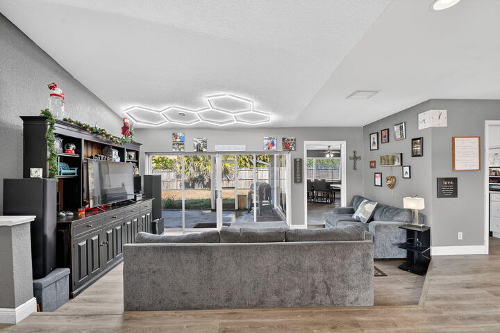 Property Photo:  1321 Wyndcliff Drive  FL 33414 