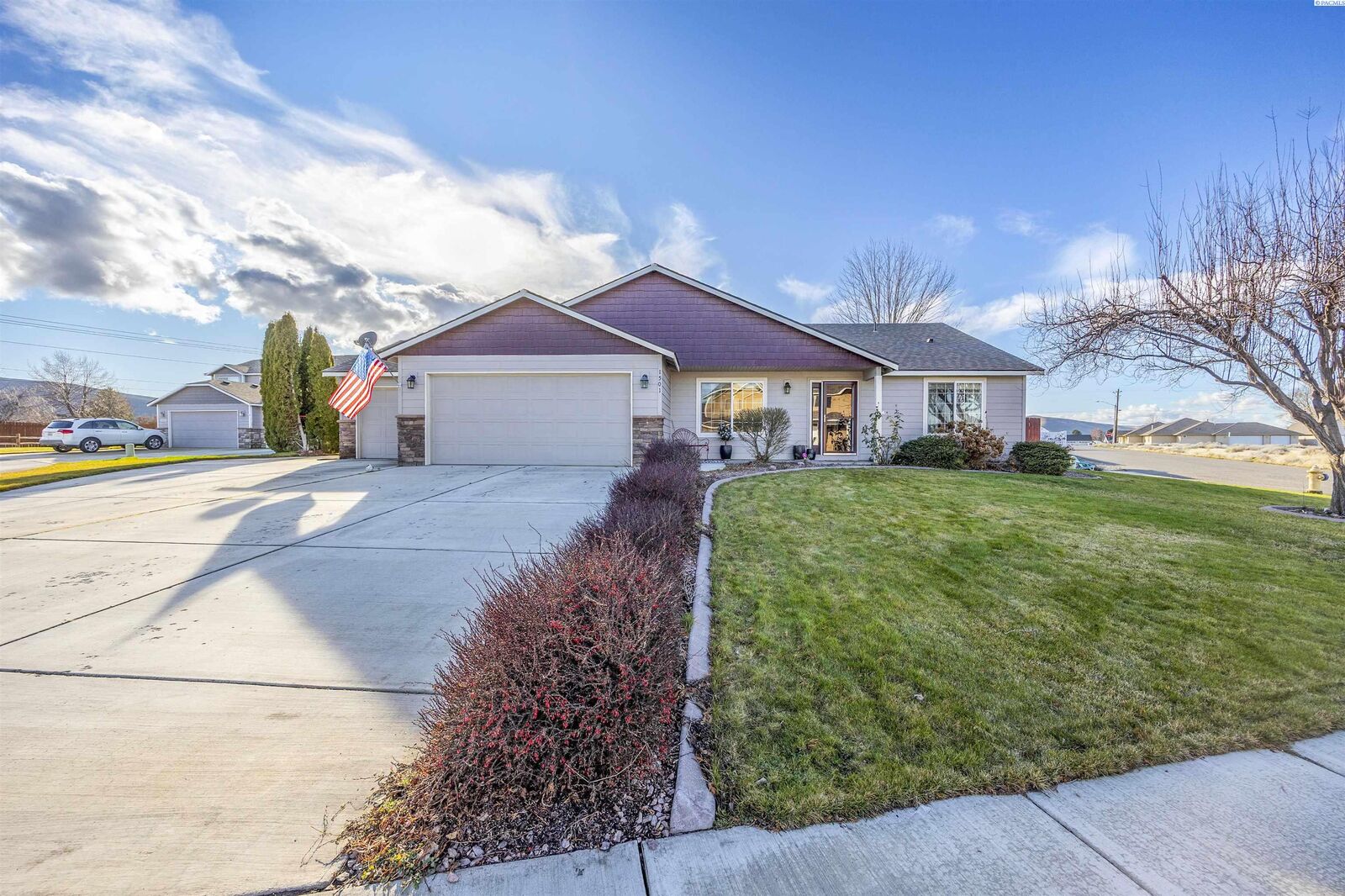Property Photo: 1501 S 57th Ct WA 99353