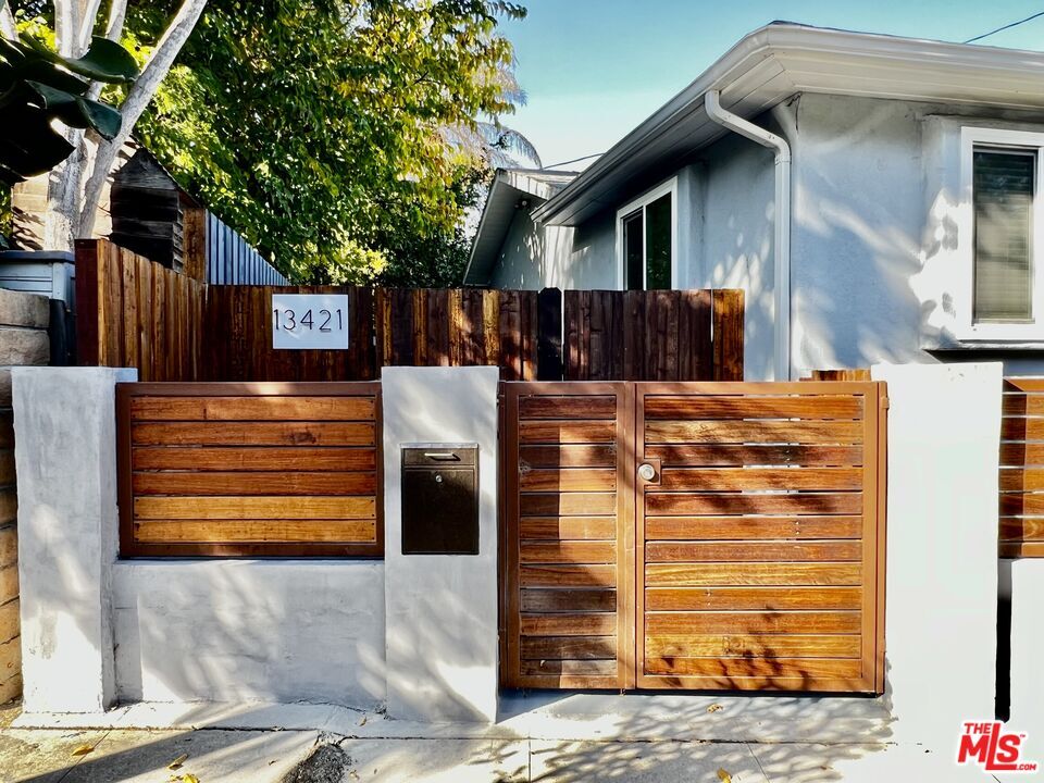 Property Photo:  13421 Zanja Street  CA 90291 