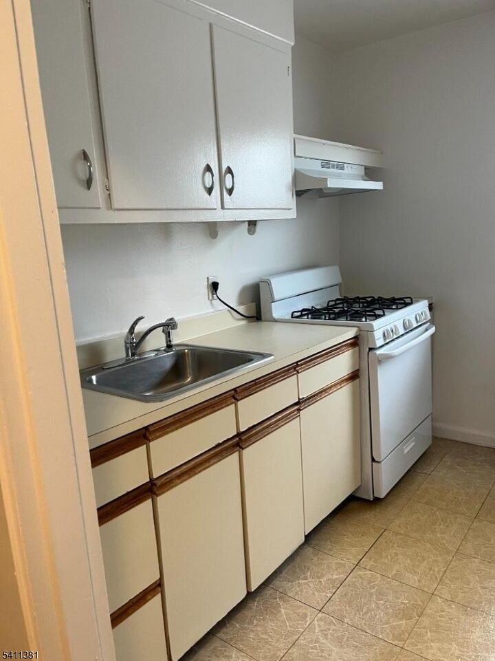 Property Photo:  260 S Orange Ave 4A  NJ 07079 