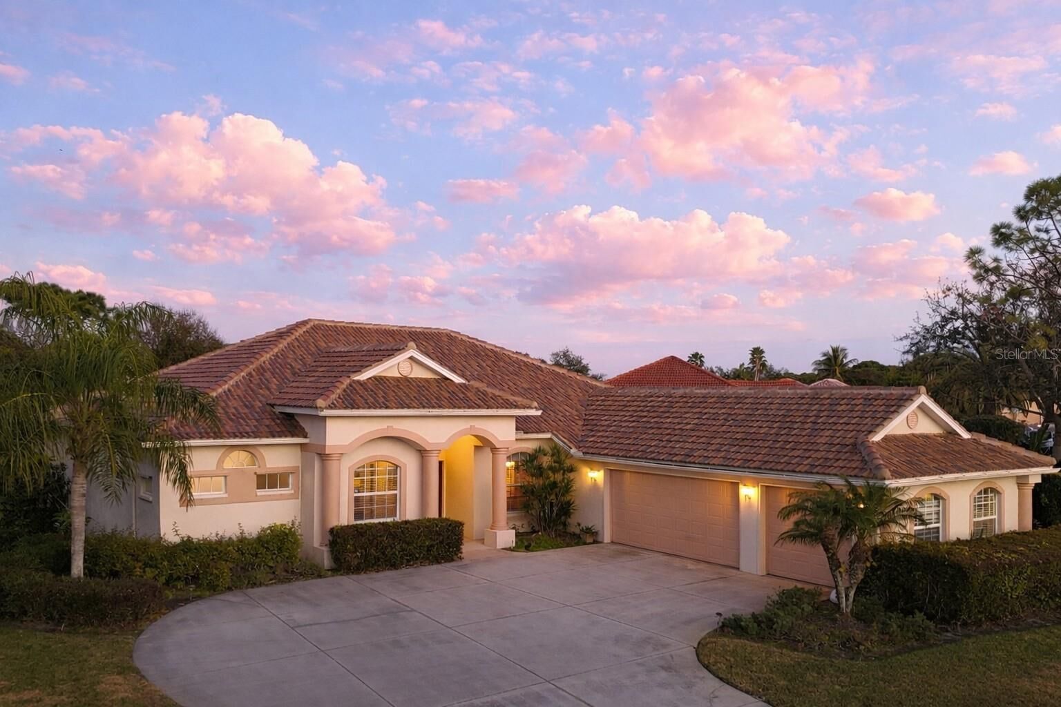 Property Photo:  659 Rivendell Boulevard  FL 34229 