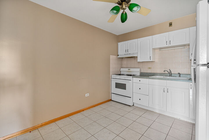 Property Photo: 3001 N Paris Avenue 207 IL 60171