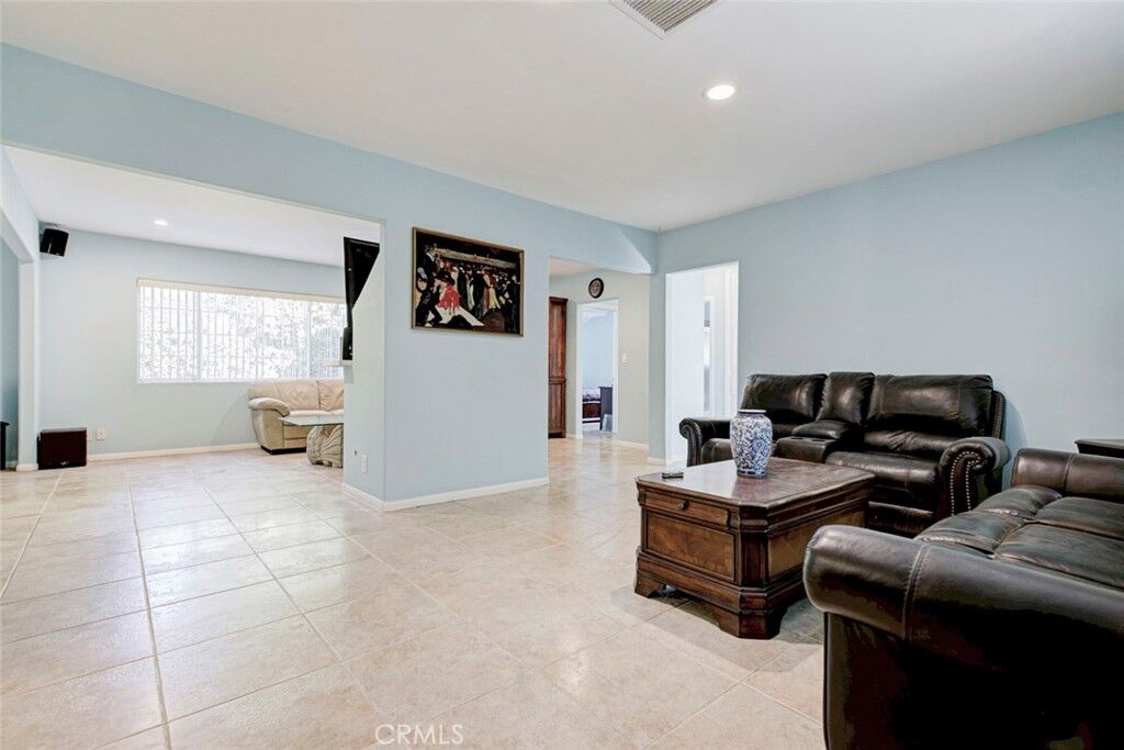 Property Photo: 6648 Gaviota Avenue CA 91406