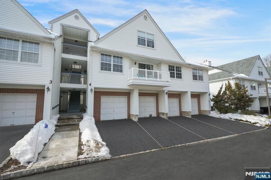 Property Photo:  4-2 Vernon Court  NJ 07463 