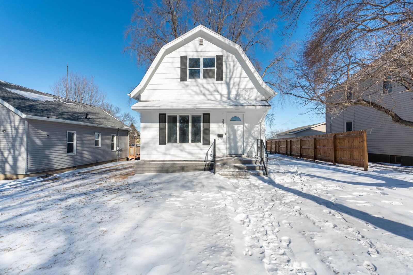 Property Photo:  231 E Snelling Avenue  MN 56208 