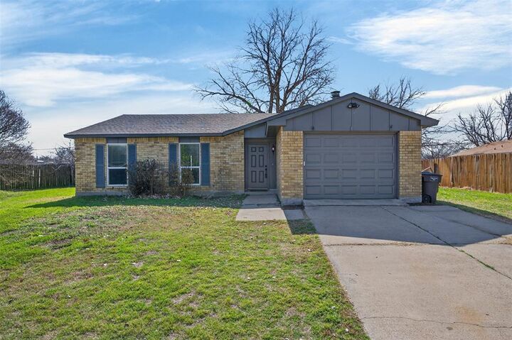 Property Photo: 2308 Foxglen Court TX 76131