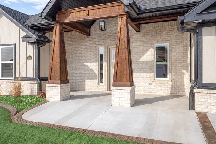 Property Photo:  400 Bronco Street  AR 72719 