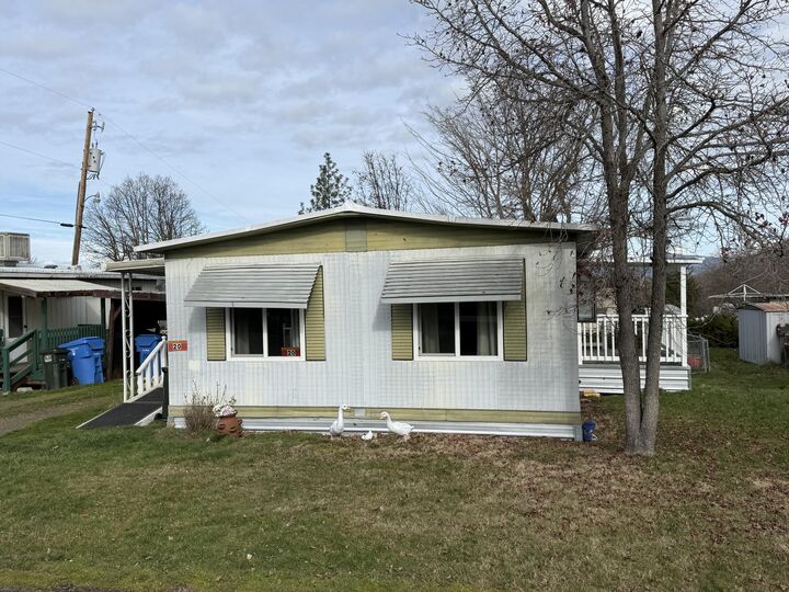 Property Photo:  421 Stevens Road Unit 20  OR 97524 