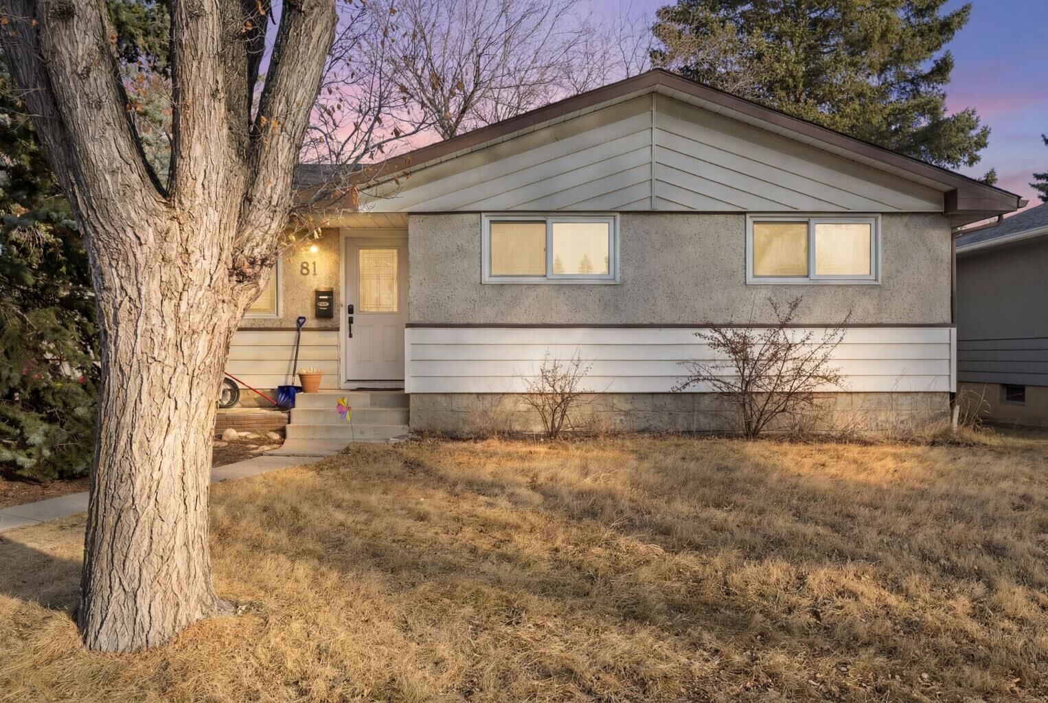 Photo de la propriété:  81 Westminster Drive SW  AB T3C 2T2 
