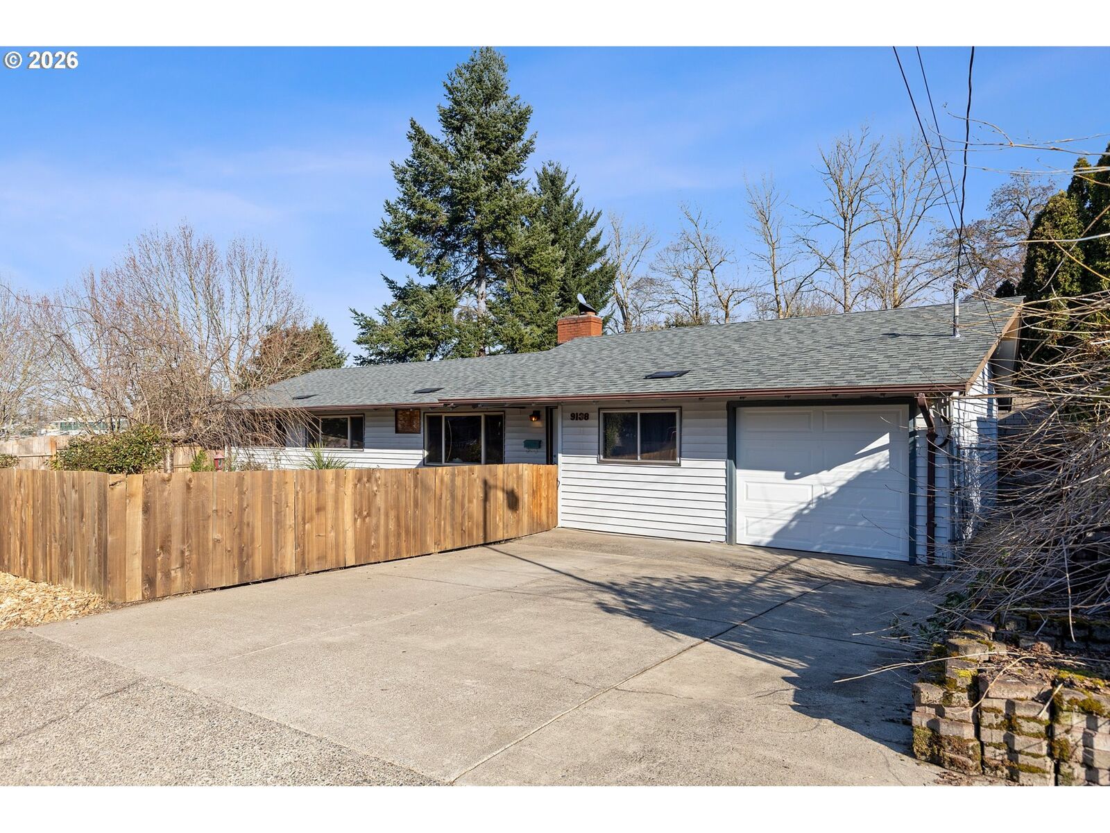 Property Photo: 9138 N Endicott Ave OR 97217