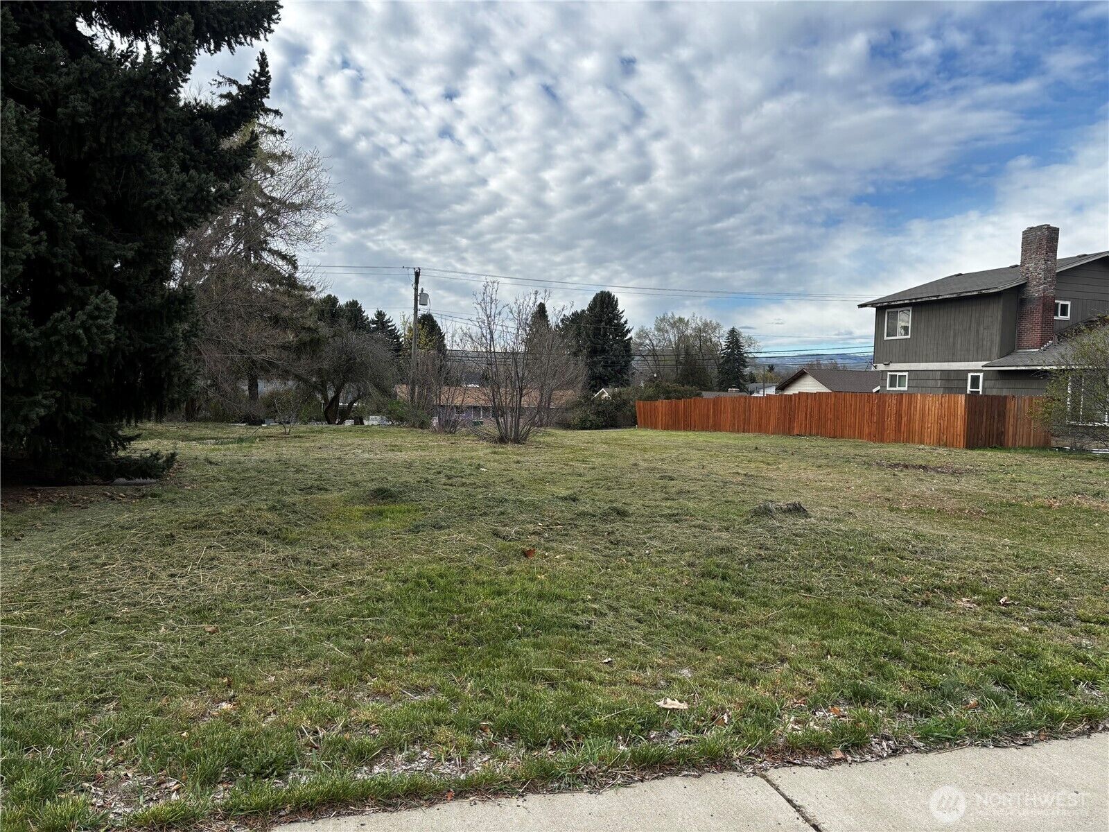 Property Photo:  1106 E 2nd Avenue  WA 98926 