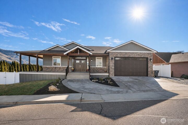 Property Photo:  1038  Crest Loop  WA 98822 
