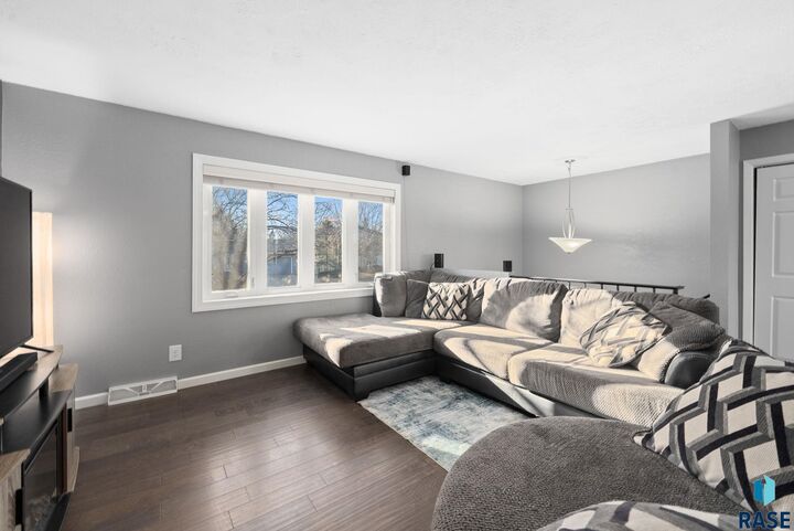 Property Photo:  6008 W Cheyenne Dr Drive  SD 57106-1663 