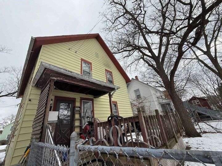 Property Photo:  1020 Oak Street  WI 53511 