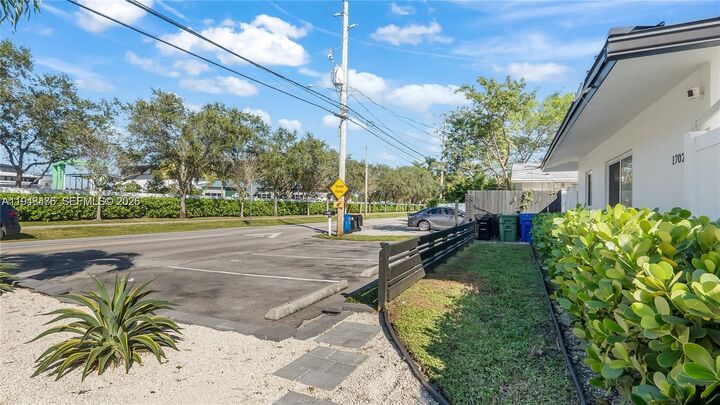 Property Photo: 1708 SW 20th St FL 33315