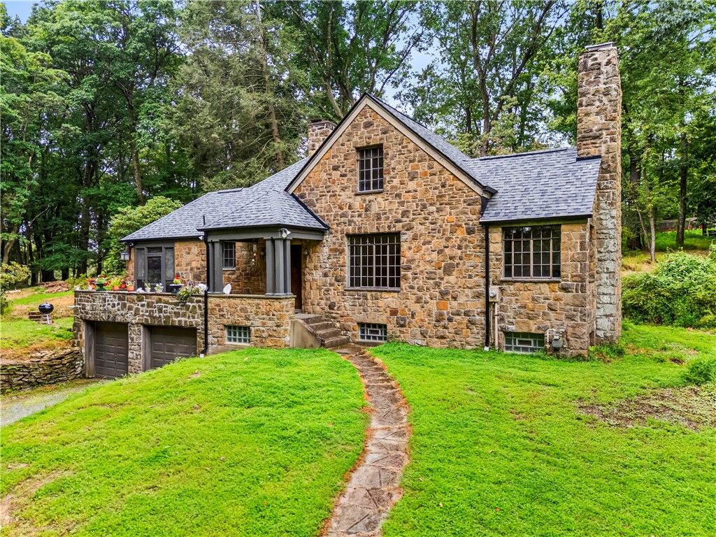 Property Photo:  2501 Oakwood Rd  PA 15116 