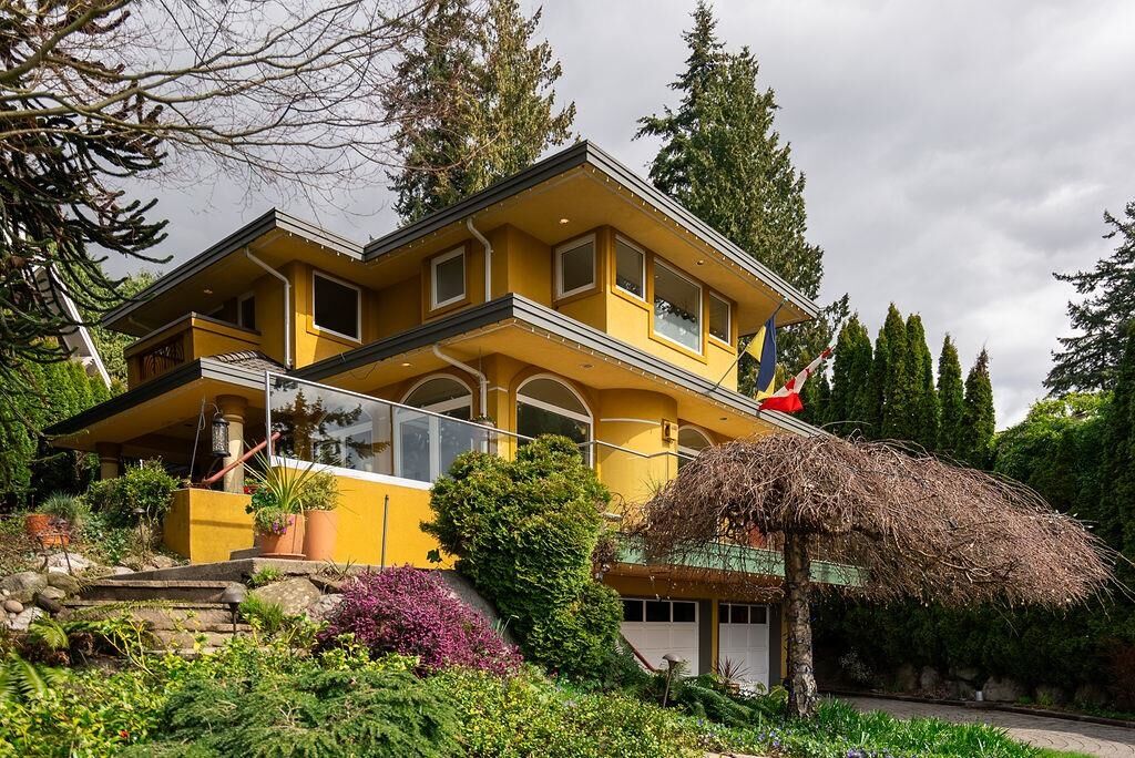 Property Photo: 2635 Rosebery Avenue BC V7V 3A3