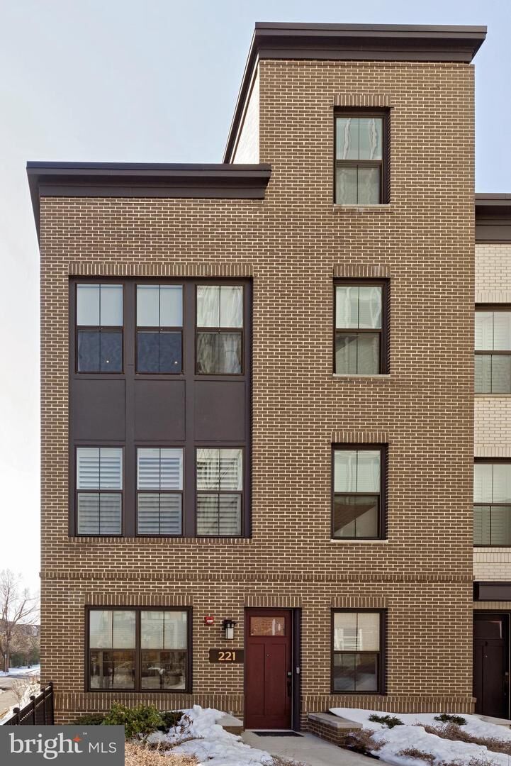 Property Photo:  221 Montgomery Street  VA 22314 