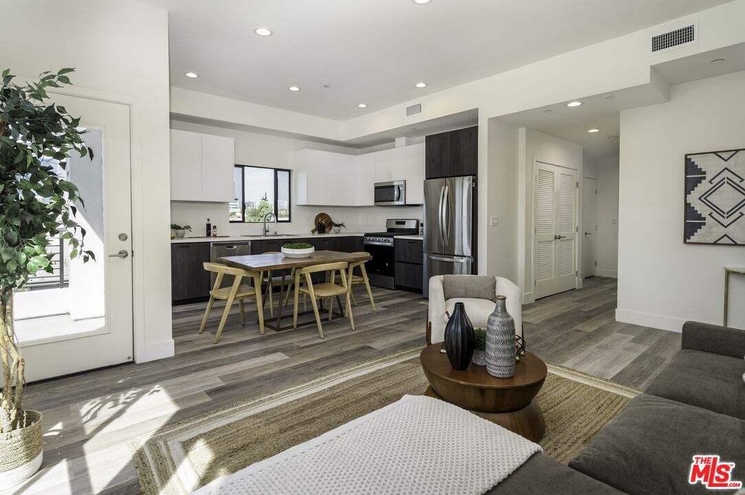 Property Photo: 2465 Purdue Ave CA 90064