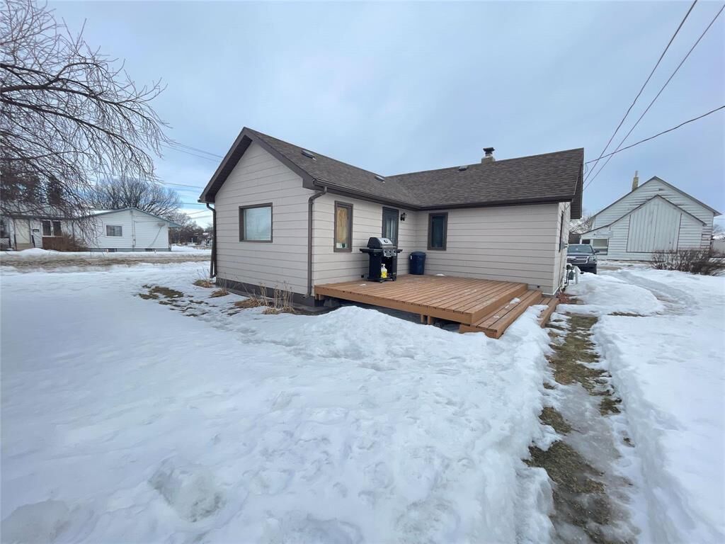 Property Photo:  211 Third Avenue  MB R0K 0H0 