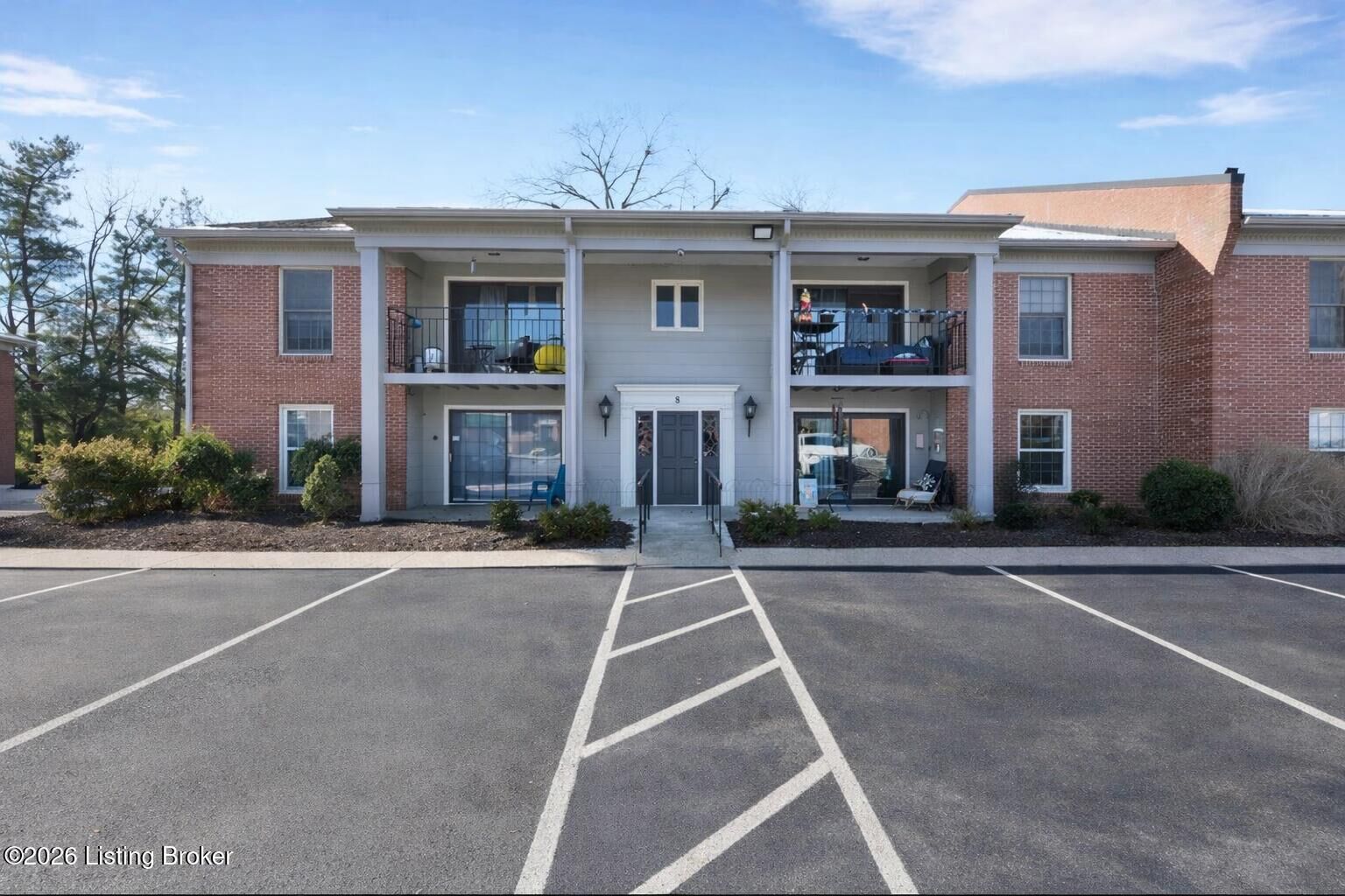 Property Photo:  8 Dupont Way Apt 1  KY 40207 