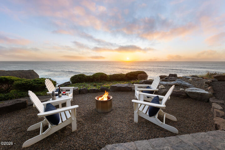 Property Photo:  520 SW Cove Point  OR 97341 