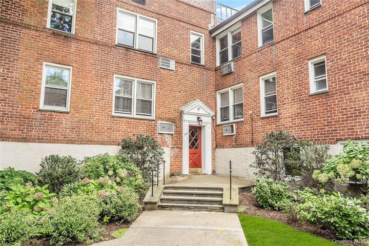 Property Photo:  329 Palmer Terrace 1C  NY 10543 