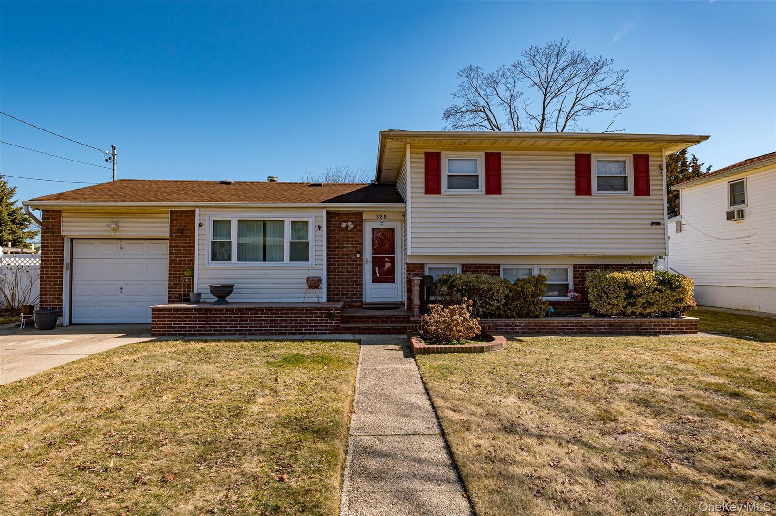 Property Photo:  389 Beebe Court  NY 11703 