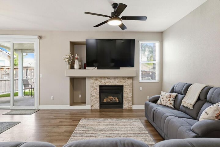 Property Photo: 952 Mallard Court CA 95648