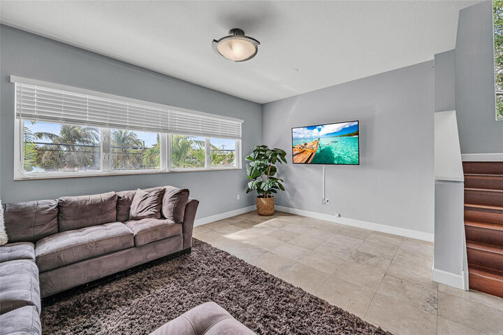 Property Photo: 832 N Victoria Park Road 832 FL 33304