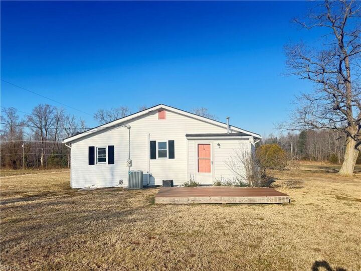 Property Photo: 422 Syringa Rd VA 23169