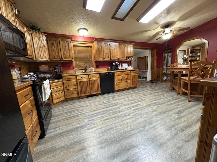 Property Photo: 319 8th Avenue N ND 58436