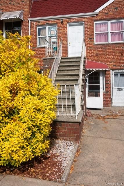 Property Photo:  1057 E 221st Street  NY 10469 
